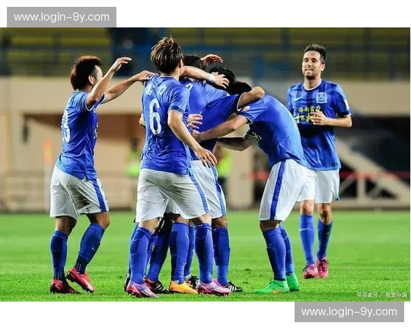 蓝血狮王的铁血硬碰南派足球的华丽优雅：苏宁VS富力，一场关于理想与荣耀的巅峰博弈